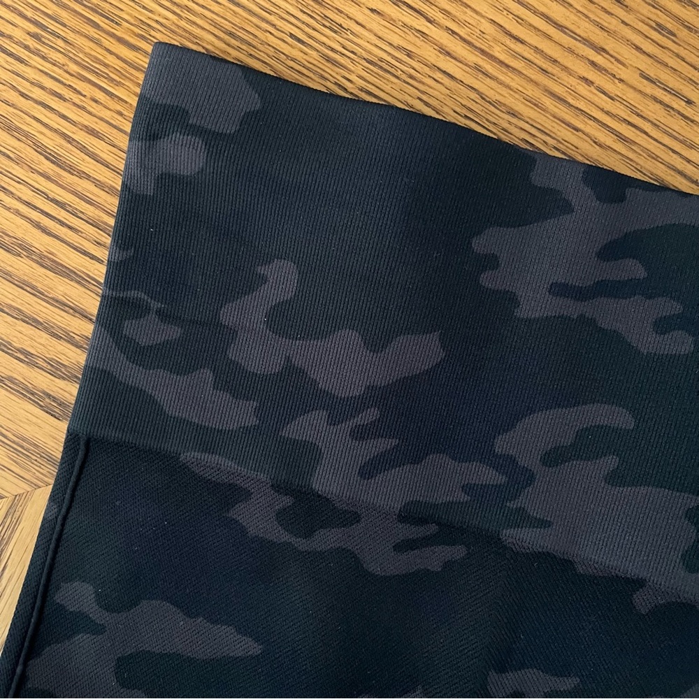 NEW SPANX Look at Me Now Seamless Cropped Leggings - Black Camo - Picture 5 of 9